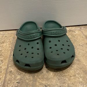 unisex crocs womens size 6-7 mens size 4-5 green